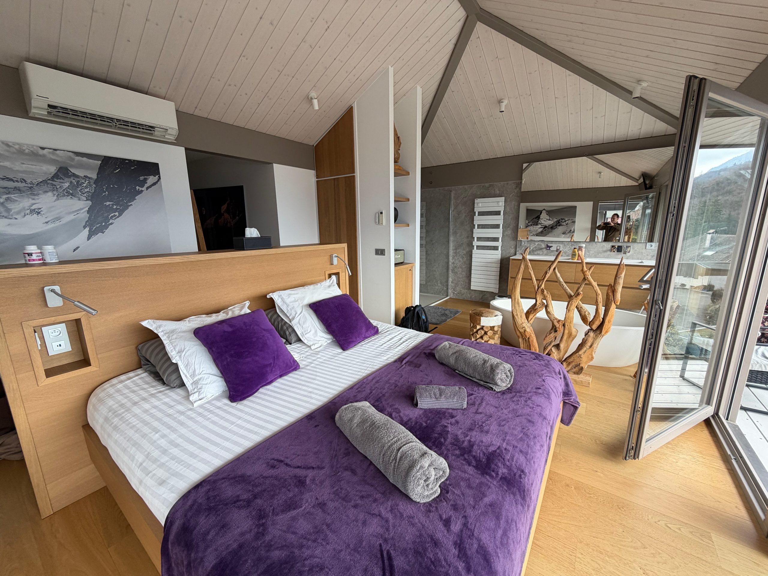 chambre talloires Stage Flow christophe vigliano scaled - Méditation Intégrative - Formation et Méditations guidées